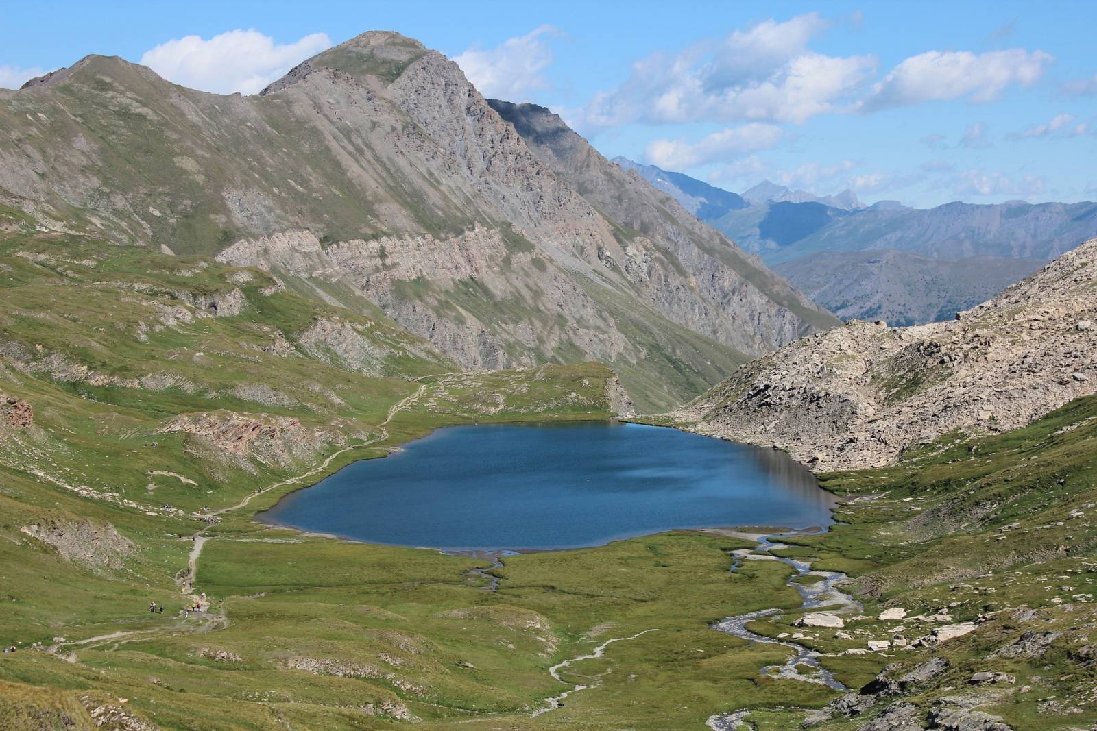 Bénévolat en association caritative pour les enfants matraité Parc naturel régional des Pyrénées Ariégeoises